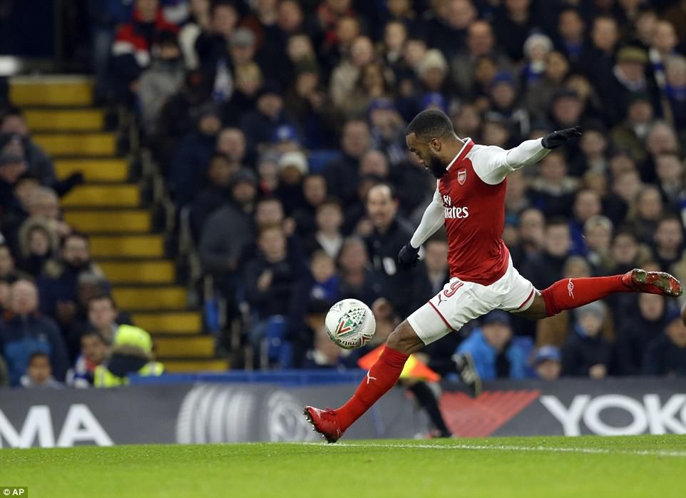 Arsenal hoa Chelsea nho thu mon Ospina anh 3