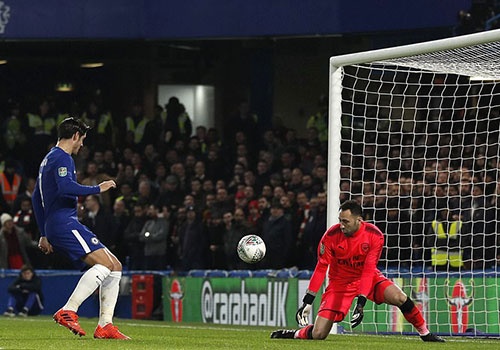 Arsenal hoa Chelsea nho thu mon Ospina va cot doc hinh anh