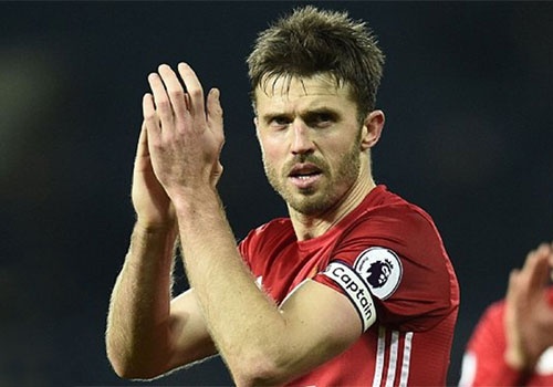 Carrick giai nghe cuoi mua, gia nhap ban huan luyen MU hinh anh