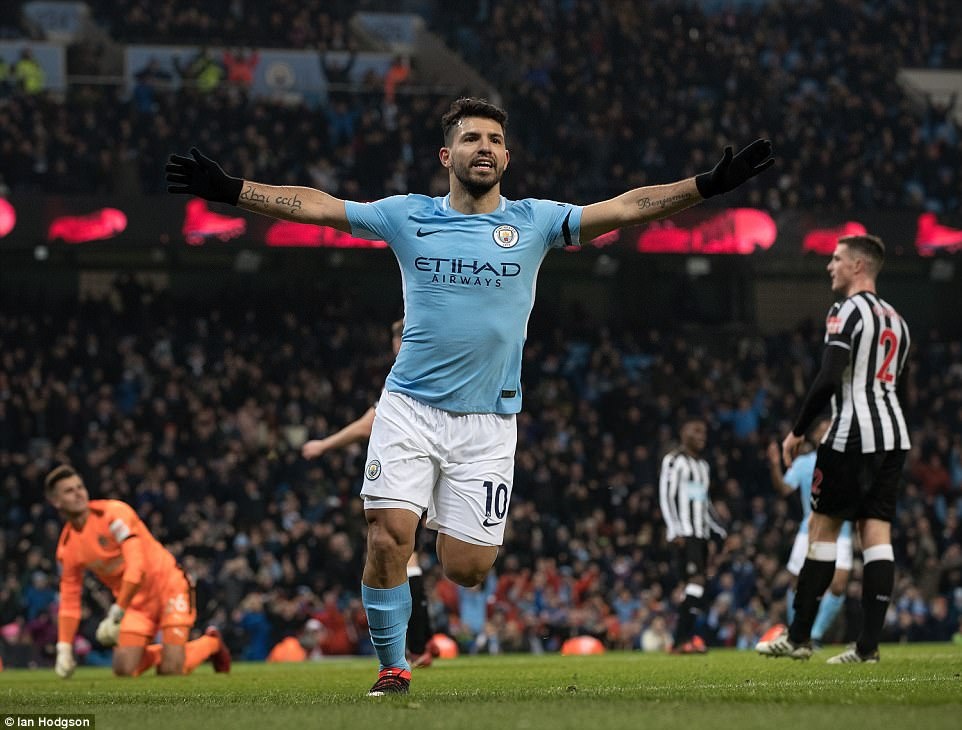 Aguero lap hat-trick cho Man City anh 1