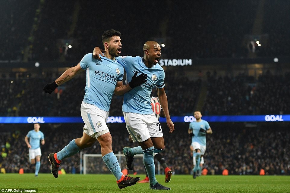 Aguero lap hat-trick cho Man City anh 10