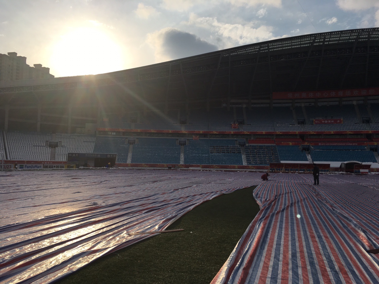 Nhan vien san Thuong Chau don tuyet anh 1