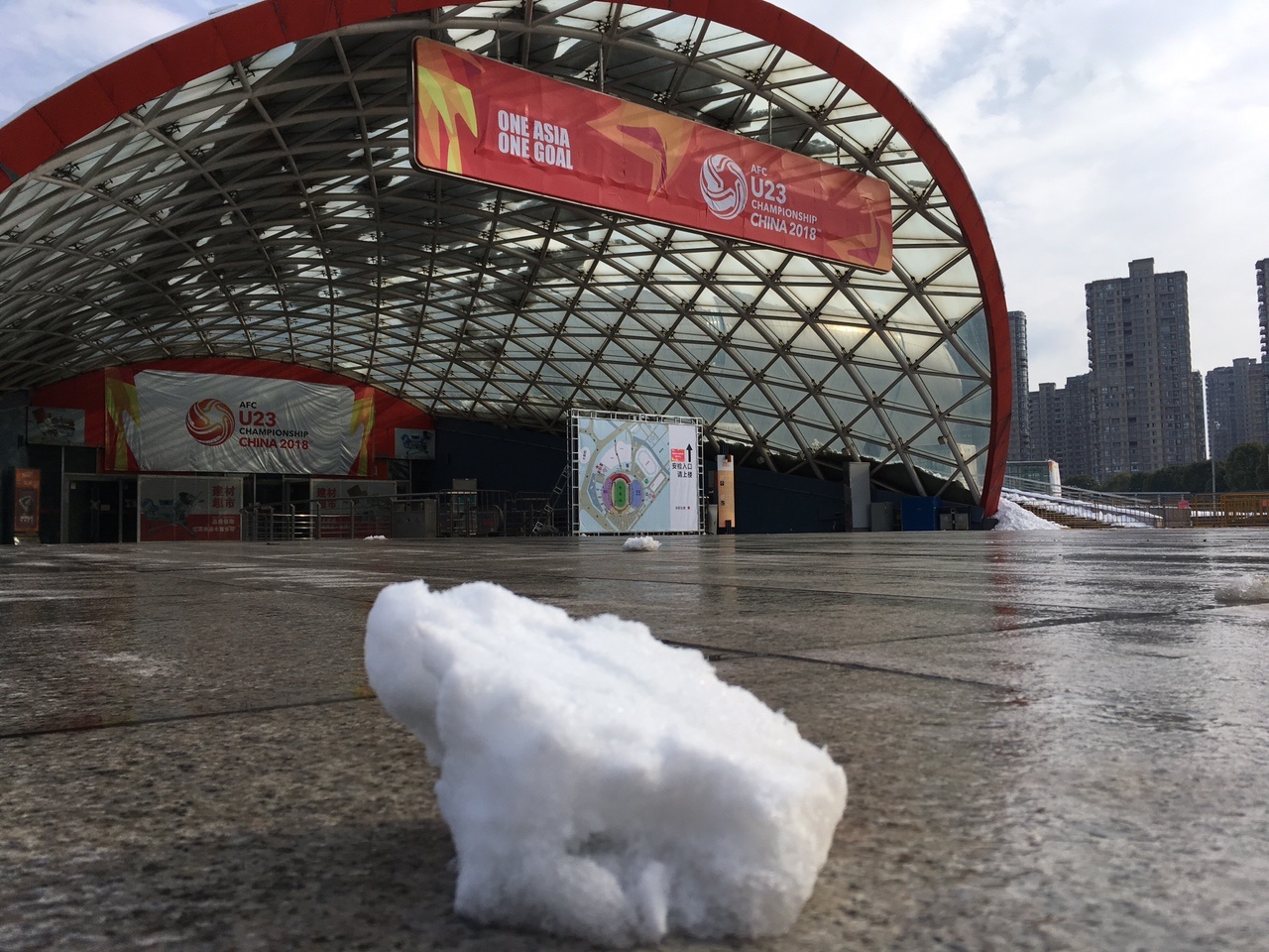 Nhan vien san Thuong Chau don tuyet anh 3