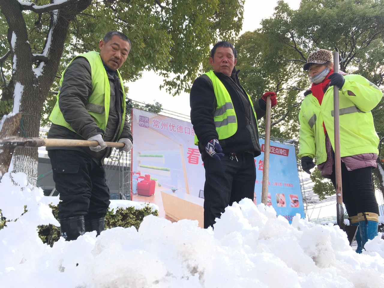 Nhan vien san Thuong Chau don tuyet anh 4