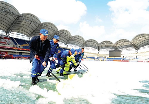 Nhan vien san Thuong Chau tich cuc don tuyet truoc chung ket hinh anh