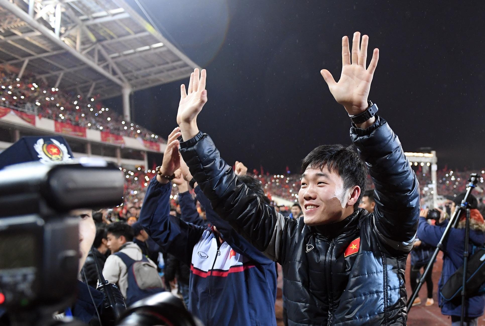 U23 VN am ap trong vong tay nguoi ham mo o dem gala My Dinh hinh anh