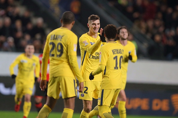 Mbappe nhan the do anh 1