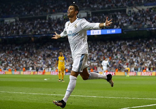 Ronaldo lap moc ban thang moi o chau Au hinh anh