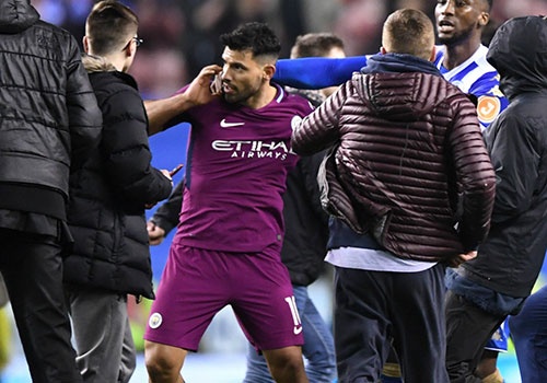Aguero tuc gian khi bi fan khieu khich sau tran thua cua Man City hinh anh