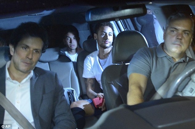 Neymar đến bệnh viện tiến hành phẫu thuật ảnh 2 Neymar den benh vien tien hanh phau thuat anh 2