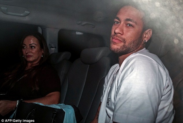 Neymar đến bệnh viện tiến hành phẫu thuật ảnh 3 Neymar den benh vien tien hanh phau thuat anh 3