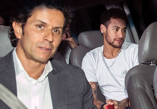 Neymar buon ba den benh vien phau thuat chan hinh anh