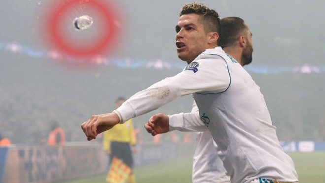 Ronaldo may mắn không bị lĩnh trọn chai nước ảnh 1 Ronaldo may man khong bi linh tron chai nuoc anh 1