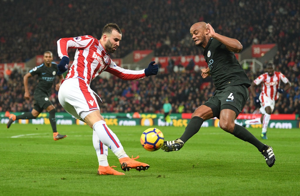 Man City duy tri cach biet 16 diem voi MU anh 7