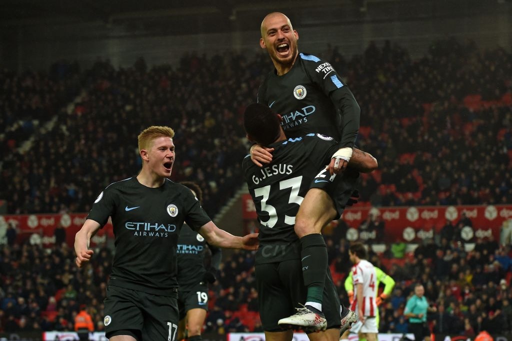 Man City duy tri cach biet 16 diem voi MU anh 2