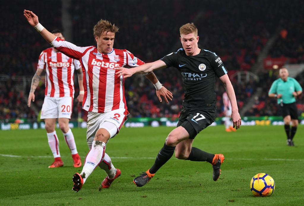 Man City duy tri cach biet 16 diem voi MU anh 5