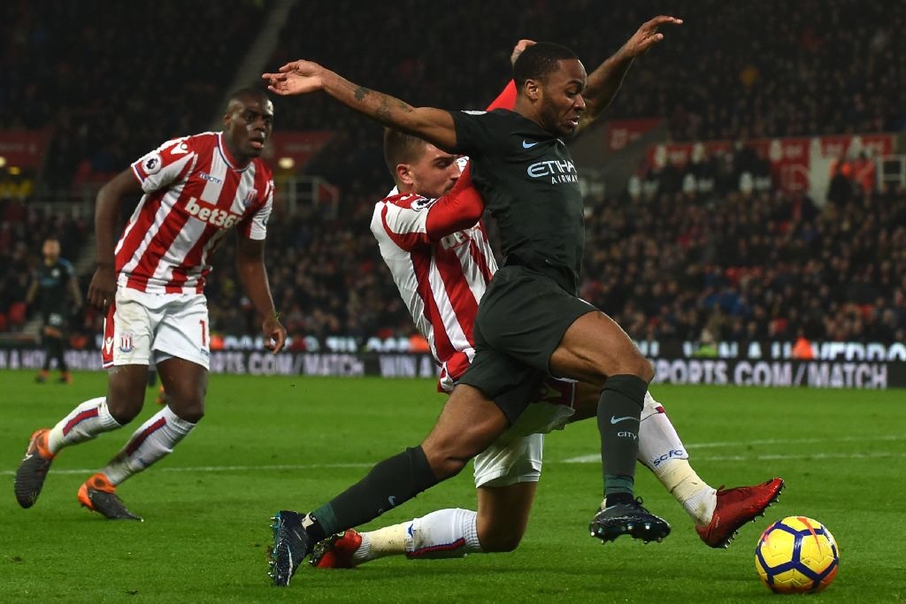 Man City duy tri cach biet 16 diem voi MU anh 4