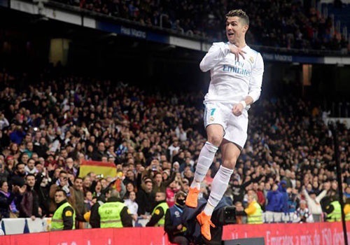 Messi cung khong the sanh ngang Ronaldo nam 2018 hinh anh