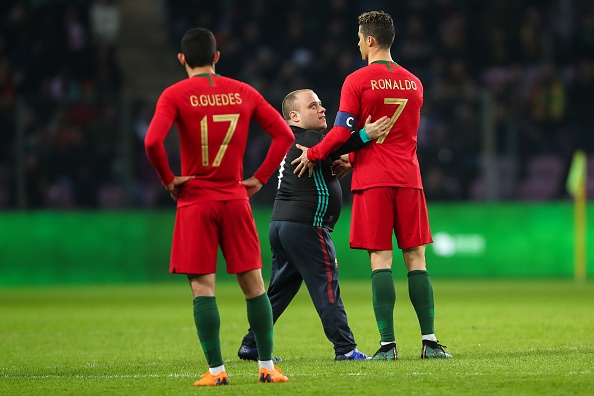 fan qua khich lao vao san hon Ronaldo anh 5