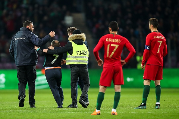 fan qua khich lao vao san hon Ronaldo anh 7