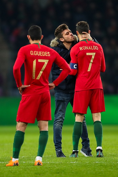 fan qua khich lao vao san hon Ronaldo anh 3