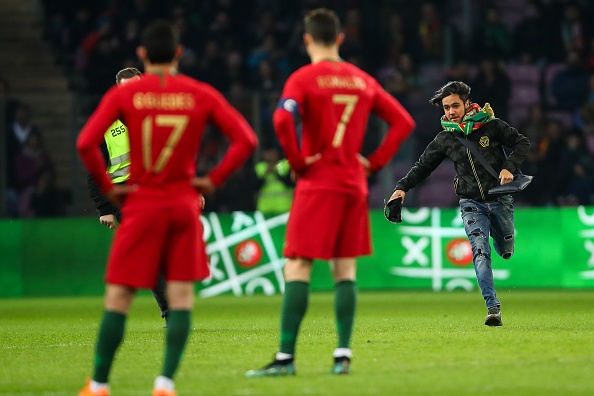 fan qua khich lao vao san hon Ronaldo anh 1