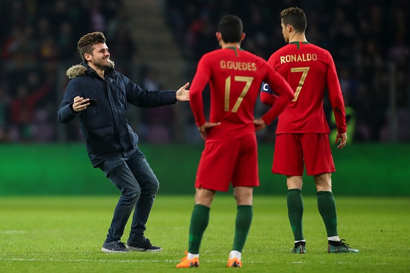 fan qua khich lao vao san hon Ronaldo anh 2