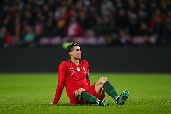 fan qua khich lao vao san hon Ronaldo anh 9