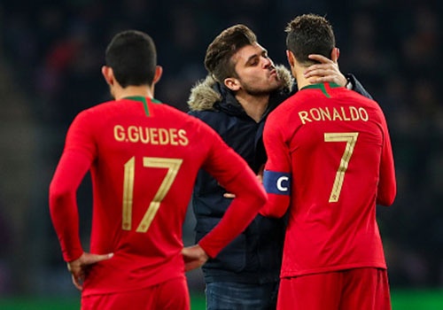 Co dong vien qua khich lao vao san om, hon Ronaldo hinh anh