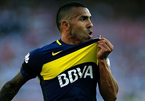 Carlos Tevez chan thuong khi du tran dau trong nha tu hinh anh