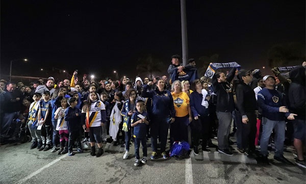 Hang nghin CDV don Ibrahimovic anh 1