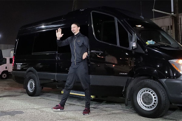 Hang nghin CDV don Ibrahimovic anh 2