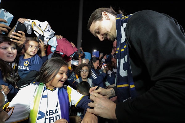 Hang nghin CDV don Ibrahimovic anh 6