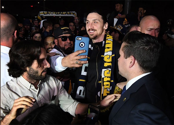 Hang nghin CDV don Ibrahimovic anh 7