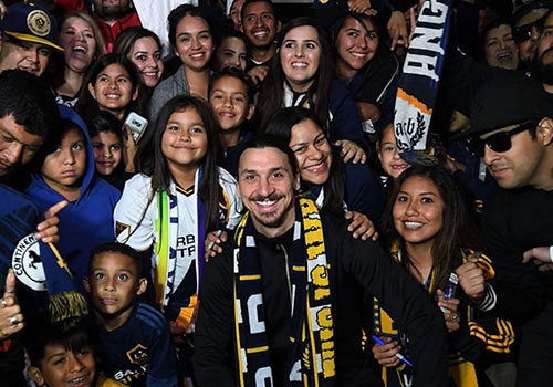 Hang tram CDV don Ibra trong ngay ra mat LA Galaxy hinh anh