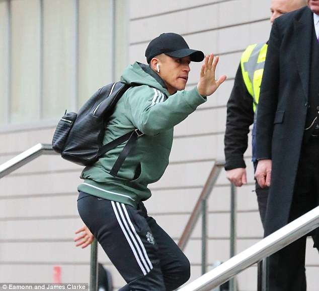 Pogba vui vẻ trong ngày trở lại MU ảnh 3 Pogba vui ve trong ngay tro lai MU anh 3