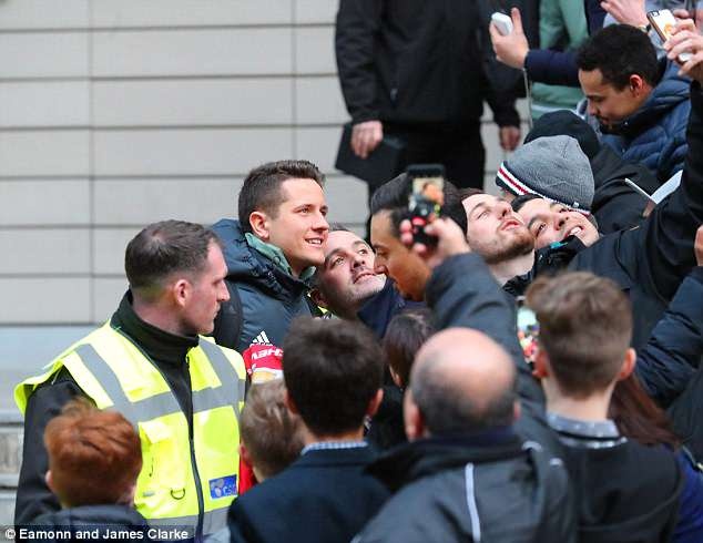 Pogba vui vẻ trong ngày trở lại MU ảnh 4 Pogba vui ve trong ngay tro lai MU anh 4