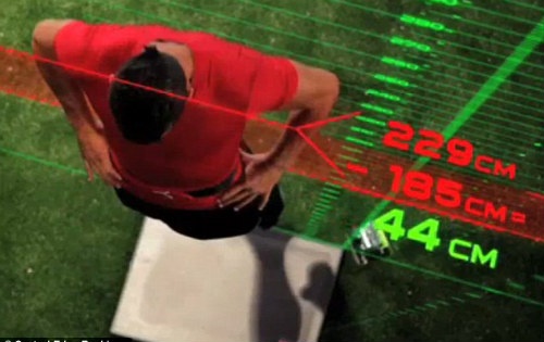 Ronaldo tung người móc bóng hạ Buffon ảnh 2 Ronaldo tung nguoi moc bong ha Buffon anh 2