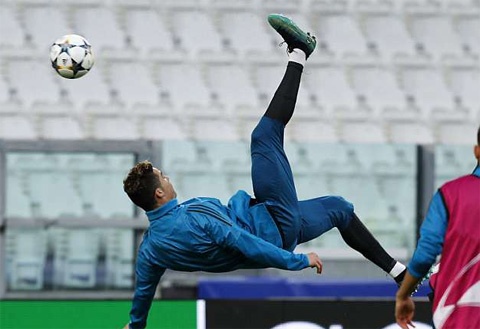 Ronaldo tập luyện kỹ cho siêu phẩm hạ Buffon ảnh 1 Ronaldo tap luyen ky cho sieu pham ha Buffon anh 1