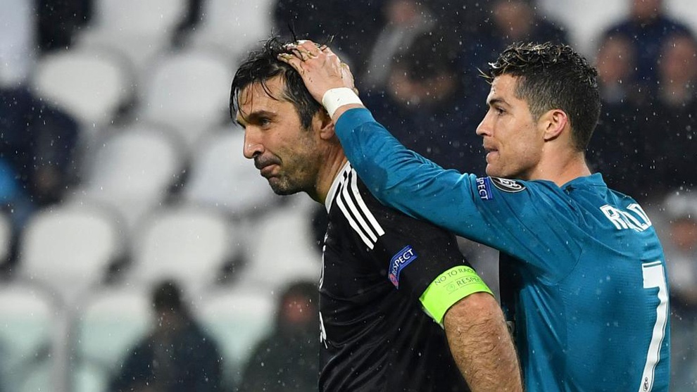 Buffon mang ao dau cua Ronaldo ve nha anh 1