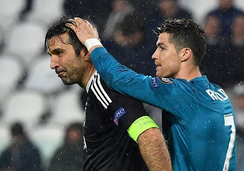 Buffon mang ao cua Ronaldo ve nha vi nguong mo doi thu hinh anh