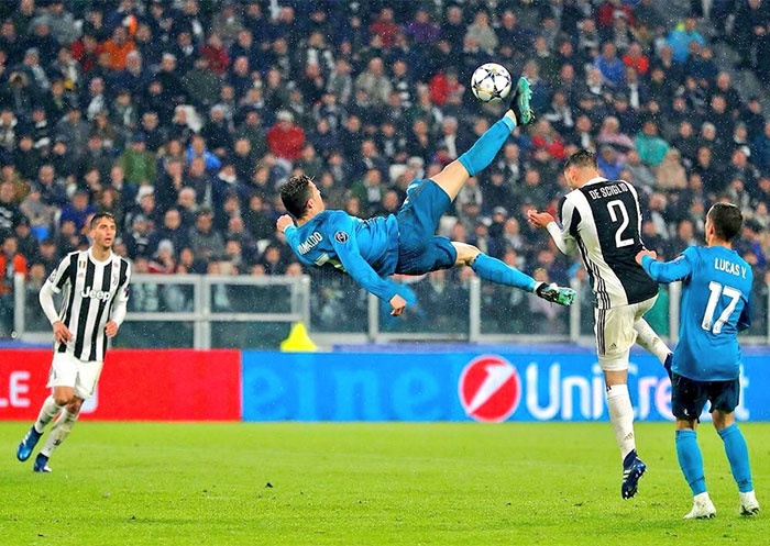 Ronaldo và pha ngả bàn đèn ảnh 1 Ronaldo va pha nga ban den anh 1