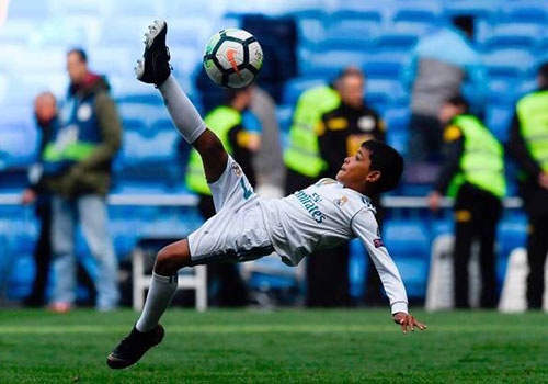 Pha moc bong an tuong cua con trai Ronaldo hinh anh