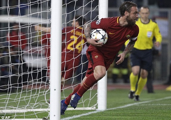 Messi om mat that vong anh 9