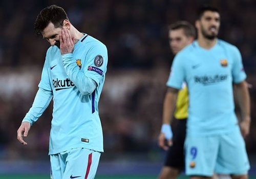 Messi om mat that vong sau cu soc o Champions League hinh anh