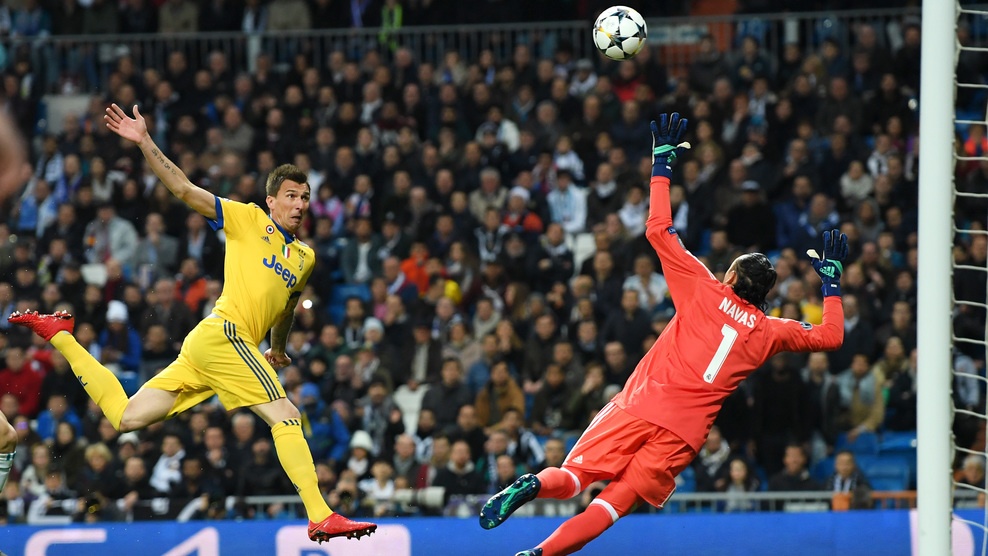 Buffon nhận thẻ đỏ ảnh 10 Buffon nhan the do anh 10