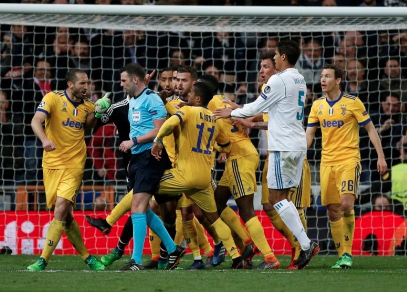 Buffon nhận thẻ đỏ ảnh 2 Buffon nhan the do anh 2