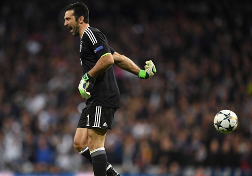 Buffon nhan the do, gian du chia tay Champions League hinh anh