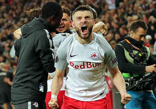 Ghi 3 ban trong 4 phut, CLB cua Ao nguoc dong kho tin o Europa League hinh anh