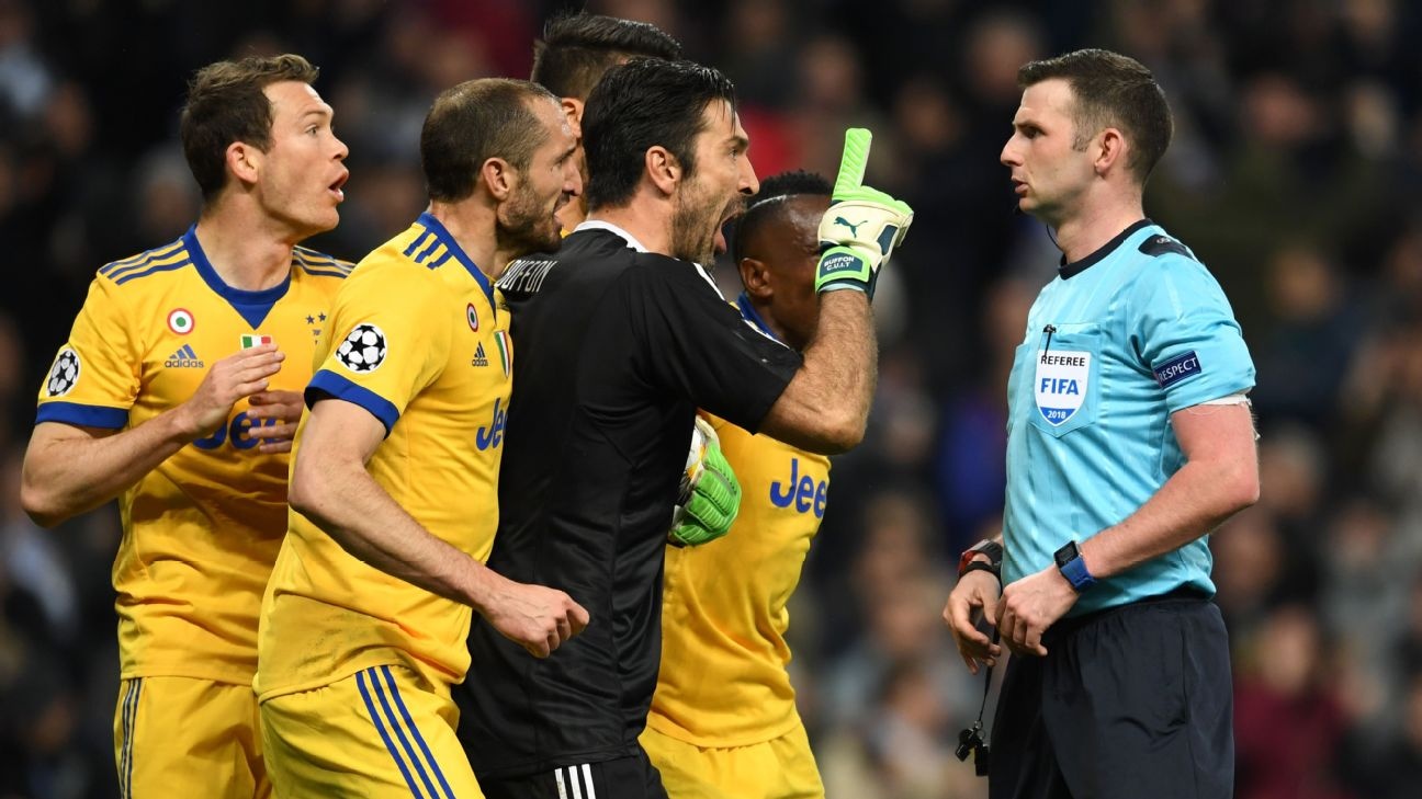 Buffon bi Oliver Kahn day cho bai hoc anh 1